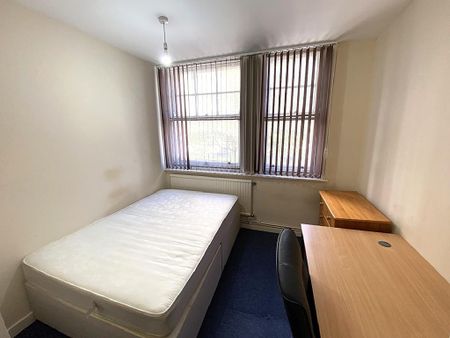 4 bedroom flat to rent - Photo 2