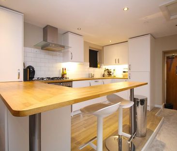 2 bedroom mews to rent - Photo 3