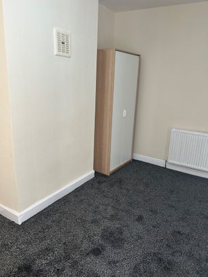 Studio Flat, Claremont Place, LS12 - Photo 1