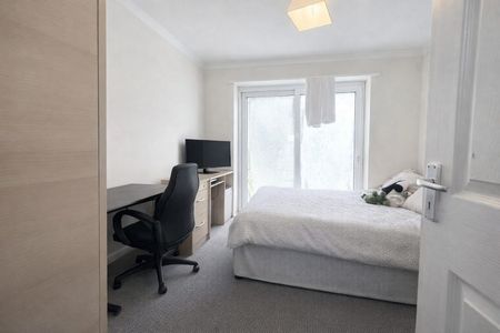 4 Bedroom Student House To Let - HP13 - Photo 3