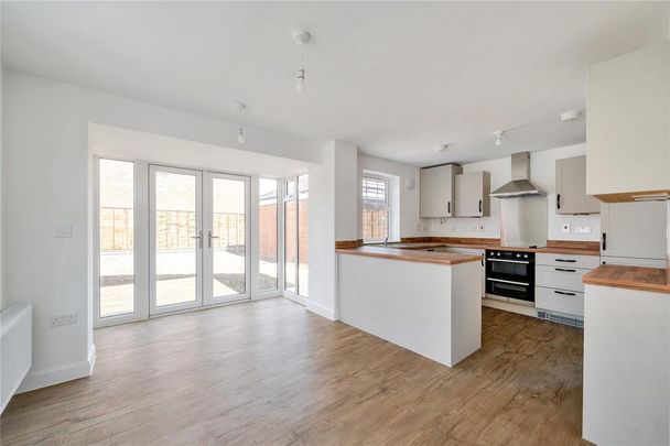 4 bedroom detached house to rent - Photo 1