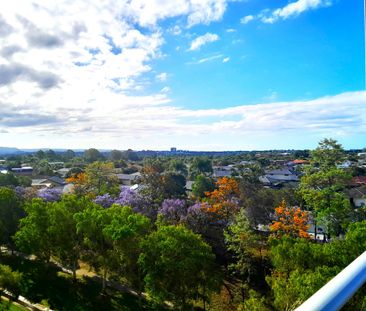 2 Bedroom 2 Bath Apartment Right beside Treetop Shopping Centre - Photo 2