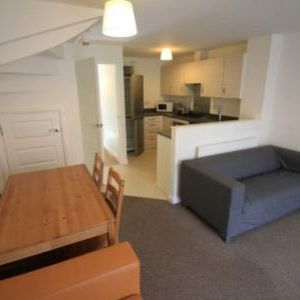 4 bedroom semi-detached house to rent - Photo 1