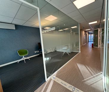 Volledig ingerichte handelsruimte (kantoor), 165m², centrum Lichtaart - Photo 1
