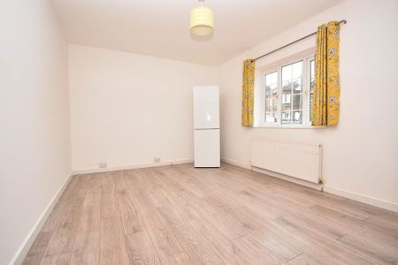 3 bedroom end of terrace house to rent - Photo 2