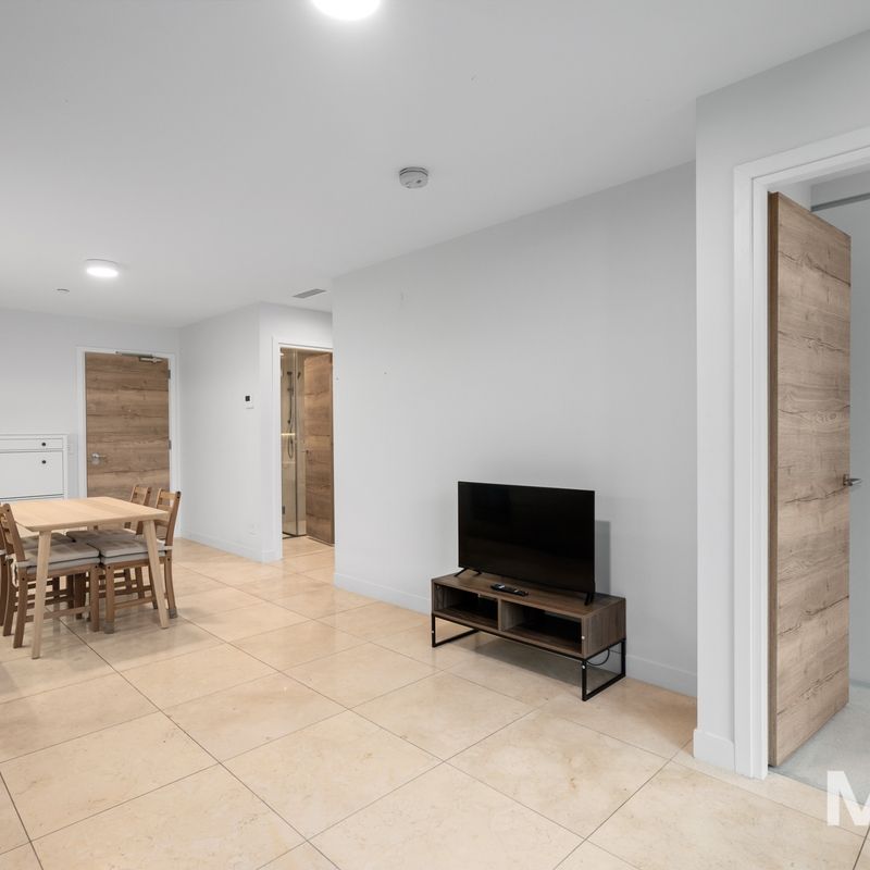 Designer apartment located opposite Albert Park Lake - Photo 1