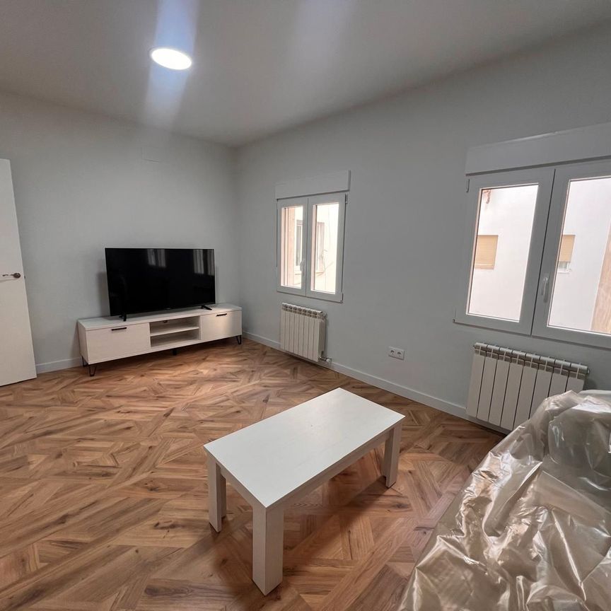 Piso de alquiler en Avenida de Filiberto Villalobos, 62, San Bernardo - Photo 1