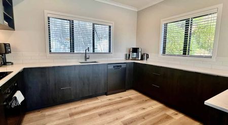 Executive Family Home with Stunning Views - Photo 4