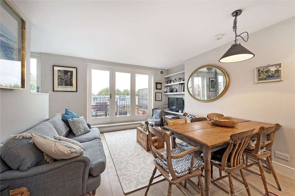 A highly desirable two bedroom top floor flat finished to a very high standard with a roof terrace - Photo 1