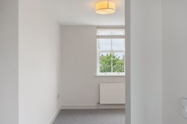 4 bedroom end of terrace house to rent - Photo 1