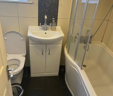 Room in a Shared House, Jasmine Close, IG1 - Photo 4