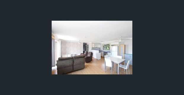 BREAK LEASE $520 TO 13.1.26 THEN $620 p/wk incl water - PART FURNISHED - WALK TO BROADWATER PARK AND CAFES - Photo 1