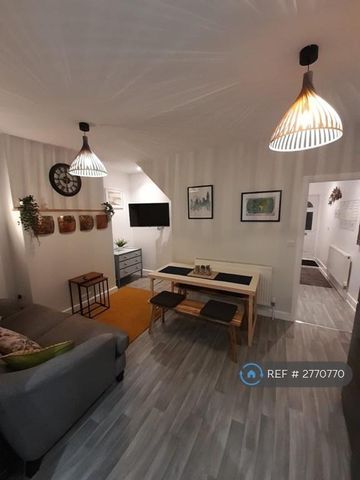 1 bedroom in a house share to rent - Photo 2