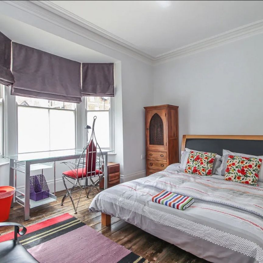 9 bed Detached - To Let - Photo 1