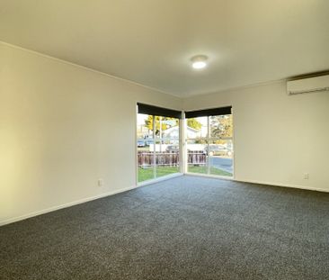 3 BEDROOM - FULLY RENOVATED - GARAGE - Photo 1