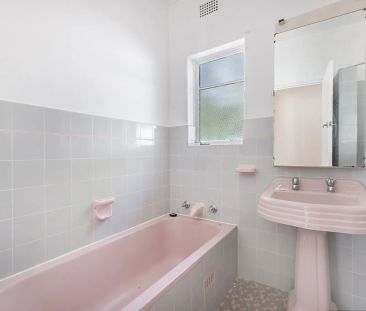 Bright and Spacious Family Home with Pool in Prime Pymble Cul-de-Sac - Photo 6