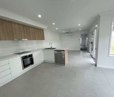 Stylish, Modern & Compact Family Home - Photo 6