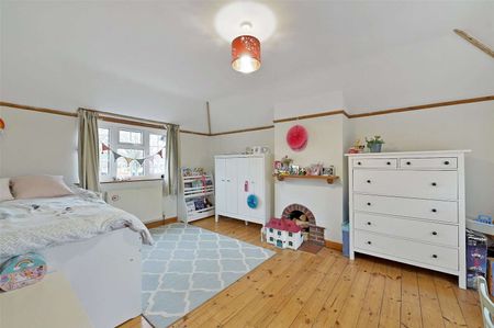 Detached home which is ideally located for the local schools and train/tube station - Photo 3