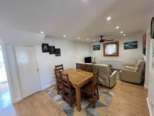 6 bedroom house to rent - Photo 1