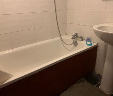 1 bedroom in a flat share to rent - Photo 1