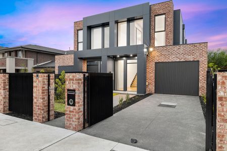 Styled to perfection with timeless finishes - Photo 4