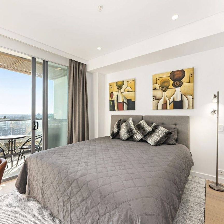 LUXURY APARTMENT WITH STUNNING SKYLINE VIEWS - Photo 1