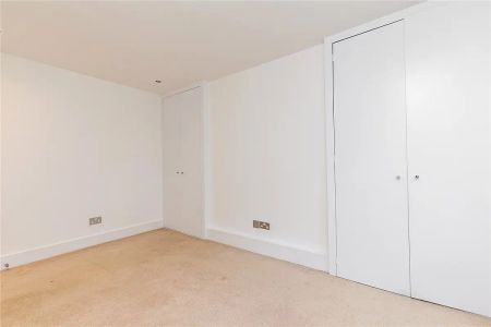 2 bedroom flat in London - Photo 5