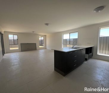 4 Bedroom Home Family Home! - Photo 6