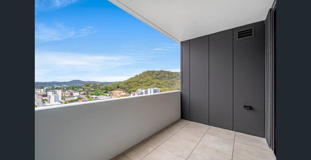 Stunning Designer Apartment with Panoramic City Views - Photo 1