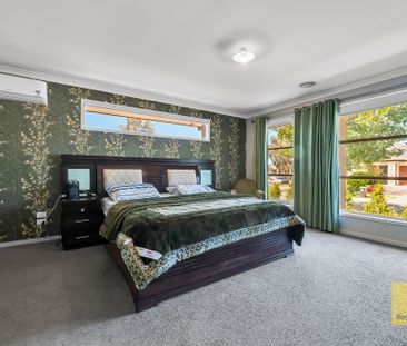 Stunning 4-Bedroom Property with Open-Plan Living and 2 Garages - Photo 4