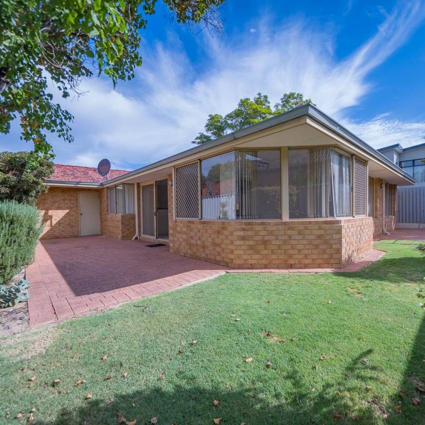 LARGE FAMILY HOME! - Photo 1