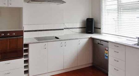 HOSPITAL - 2 BEDROOM - Photo 4