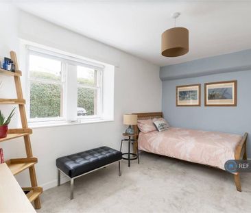 3 bedroom flat to rent - Photo 3