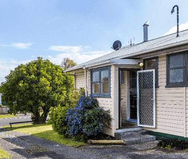 Comfortable, Spacious Living with Room to Move - Photo 5