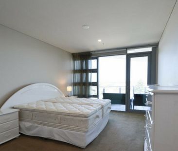 MODERN LIVING IN A CONVENIENT MANDURAH LOCATION - Photo 1