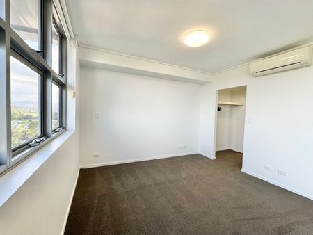 UNFURNISHED - Oversized 1 Bed Plus Study! - Photo 4
