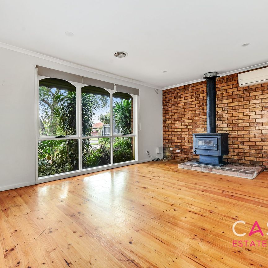 8 Ruffy Drive, Cranbourne - Photo 1