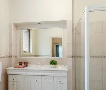 Beautifully presented, private, low maintenance townhouse - Photo 4