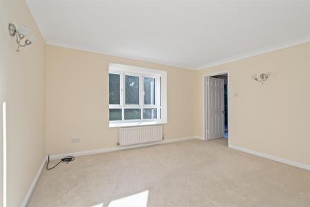 4 bedroom detached house to rent - Photo 2