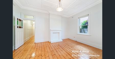 Charming freestanding home set in a convenient setting - Photo 3