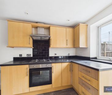 4 bedroom end of terrace house to rent - Photo 5