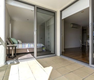 TWO BEDROOM APARTMENT IN CBD LOCATION - Photo 3