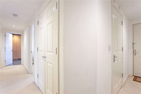 A superb and bright two double bedroom, two bathroom, first floor apartment with parking - Photo 2