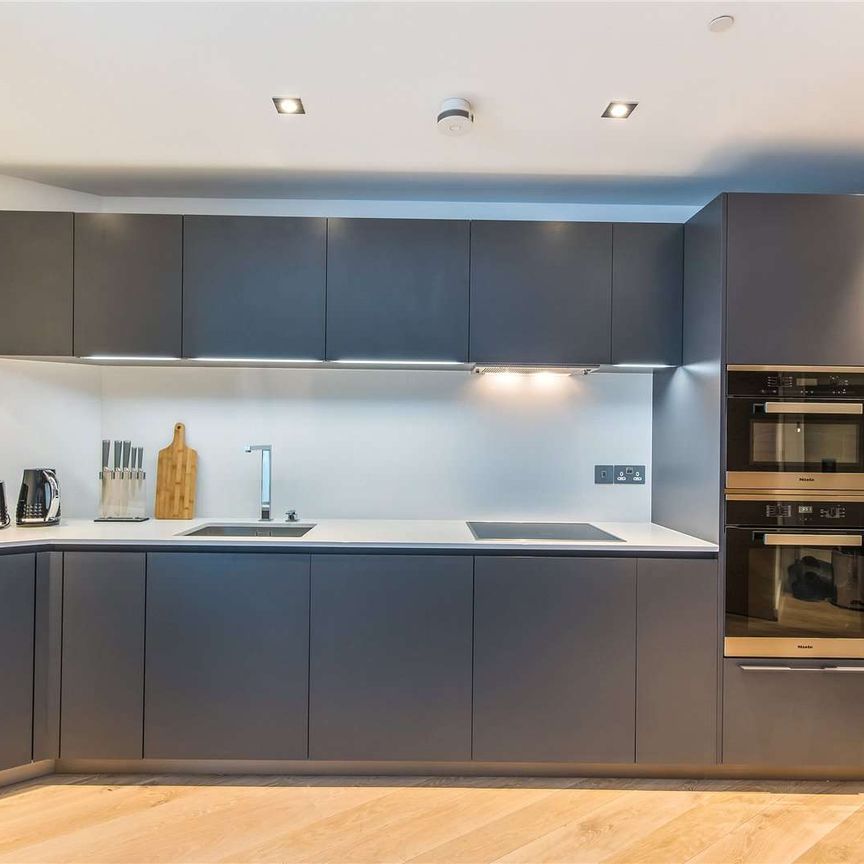 Beautiful 2 bedroom apartment in a stylish boutique development (with concierge), furnished to a very high standard, just 0.2 miles to St. James Park station. - Photo 1