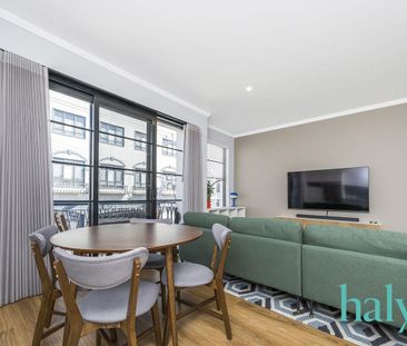 Light, Bright & Perfectly Located - Fully Furnished - Photo 3