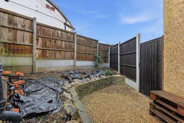 Priests Lane, Brentwood, CM15 - Photo 1