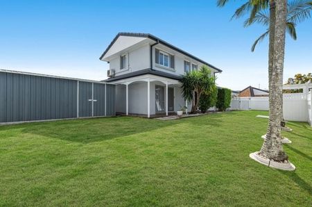 Beautifully Renovated Family Home with Pool in Prime Bayside Location - Photo 5