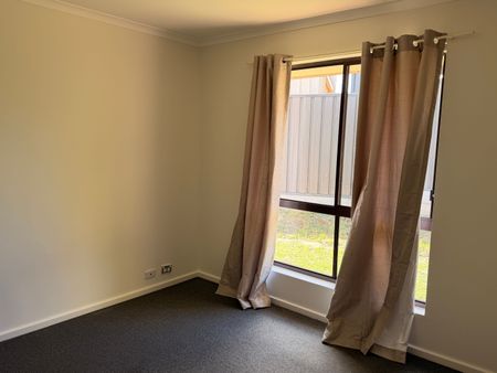 Freshly painted 3-bedroom home - Photo 4