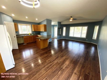 GREAT ACREAGE LIVING, 3 BED, 2 BATH, BUNGALOW SF HOME W/A DETACHED DBL GARAGE IN THE COMMUNITY OF RURAL LEDUC COUNTY - Photo 5