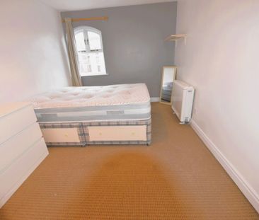 2 bedroom Flat in Riverside Court, Leeds - Photo 3